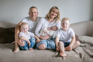 rodinka s novorodencom a 2 chlapcami