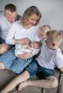 rodinka s novorodencom a 2 chlapcami