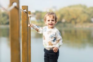 Fotografia chlapca pre ilustráciu fotenia pri jazere