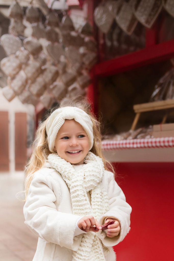 Dievčatko na vianočných trhoch v meste